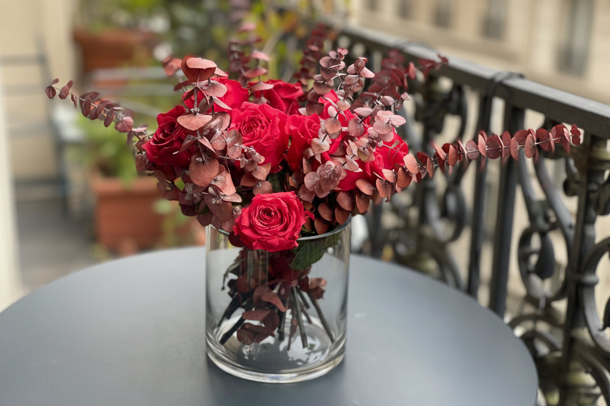 Bouquet éternel David : roses rouges profondes en vase de cristal – Maison Jalby 1830