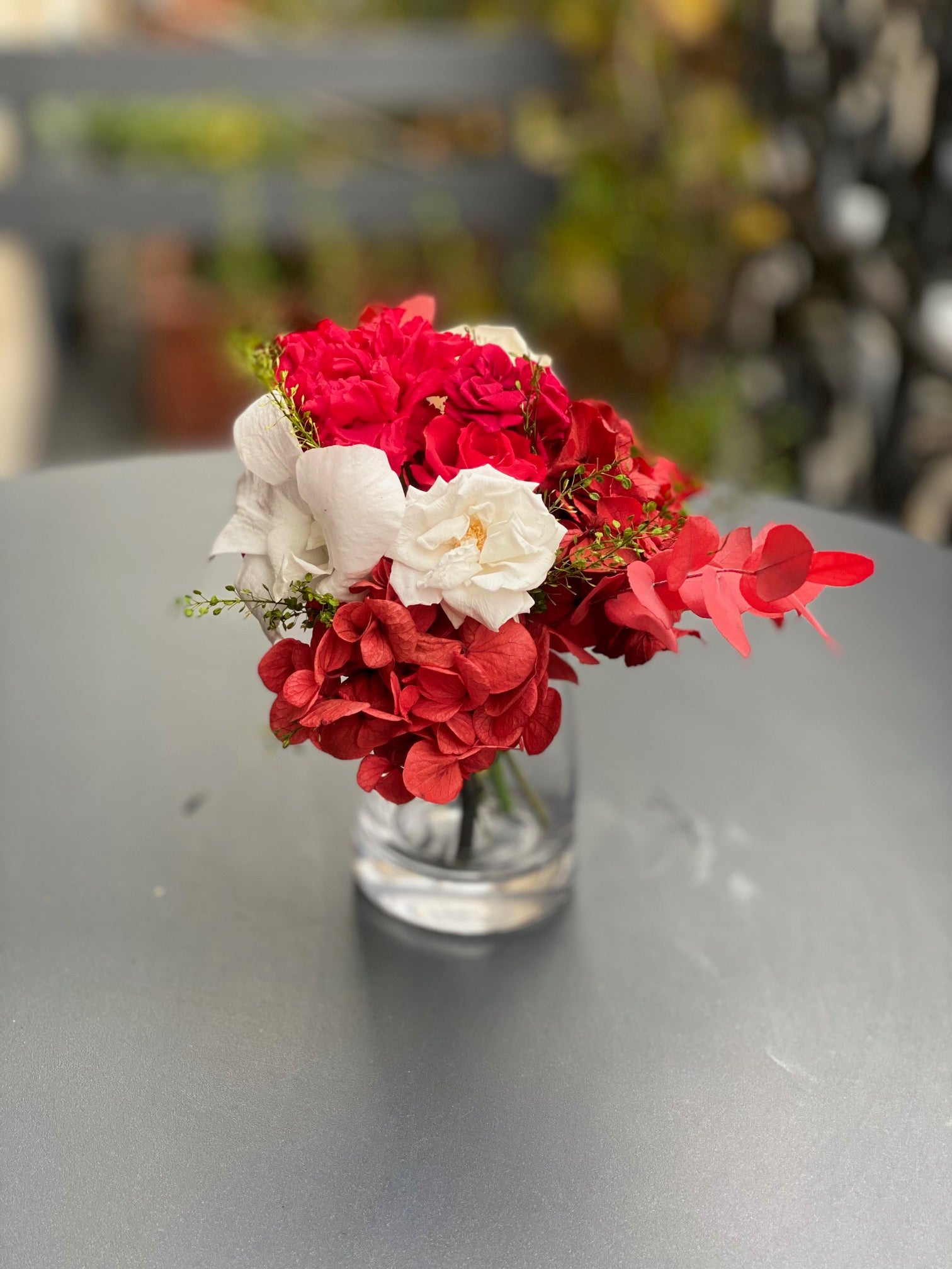 Bouquet éternel rouge carmin et ivoire en vase cristal – Maison Jalby 1830