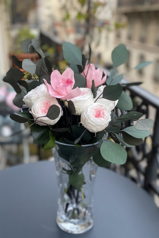 Bouquet éternel Claudine : roses ivoire et rose poudré, eucalyptus en vase de cristal – Maison Jalby 1830