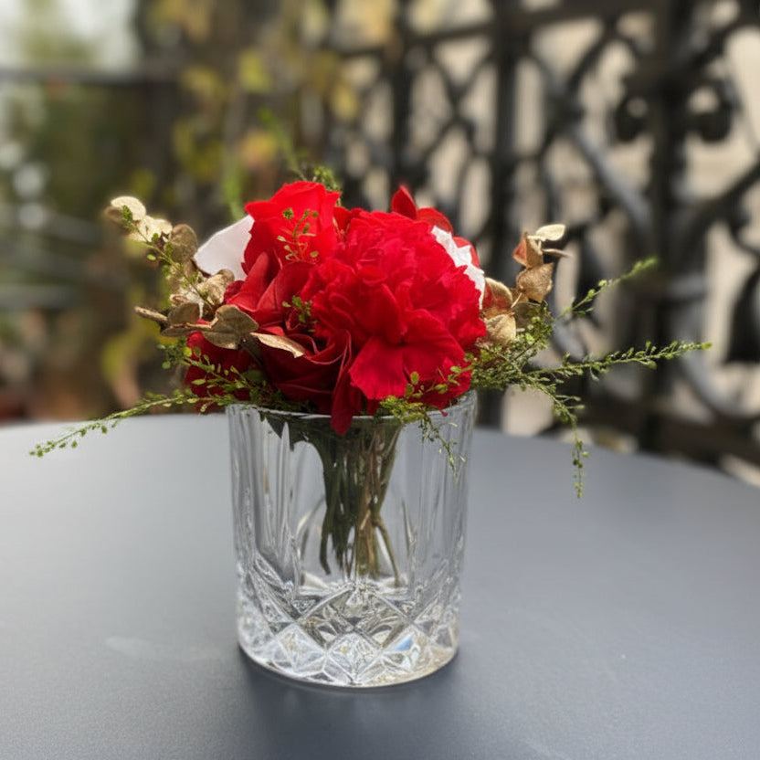Bouquet éternel Poussin : fleurs rouges et ivoire avec touches dorées en vase de cristal – Maison Jalby 1830