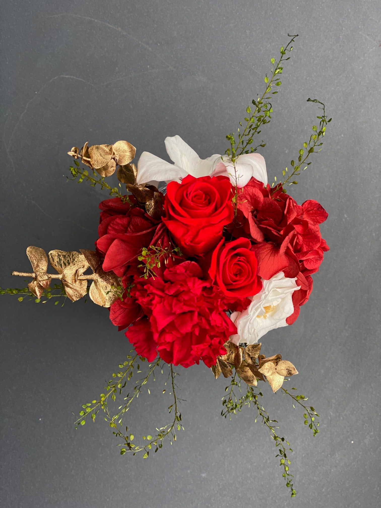 Bouquet éternel Poussin : fleurs rouges et ivoire avec touches dorées en vase de cristal – Maison Jalby 1830