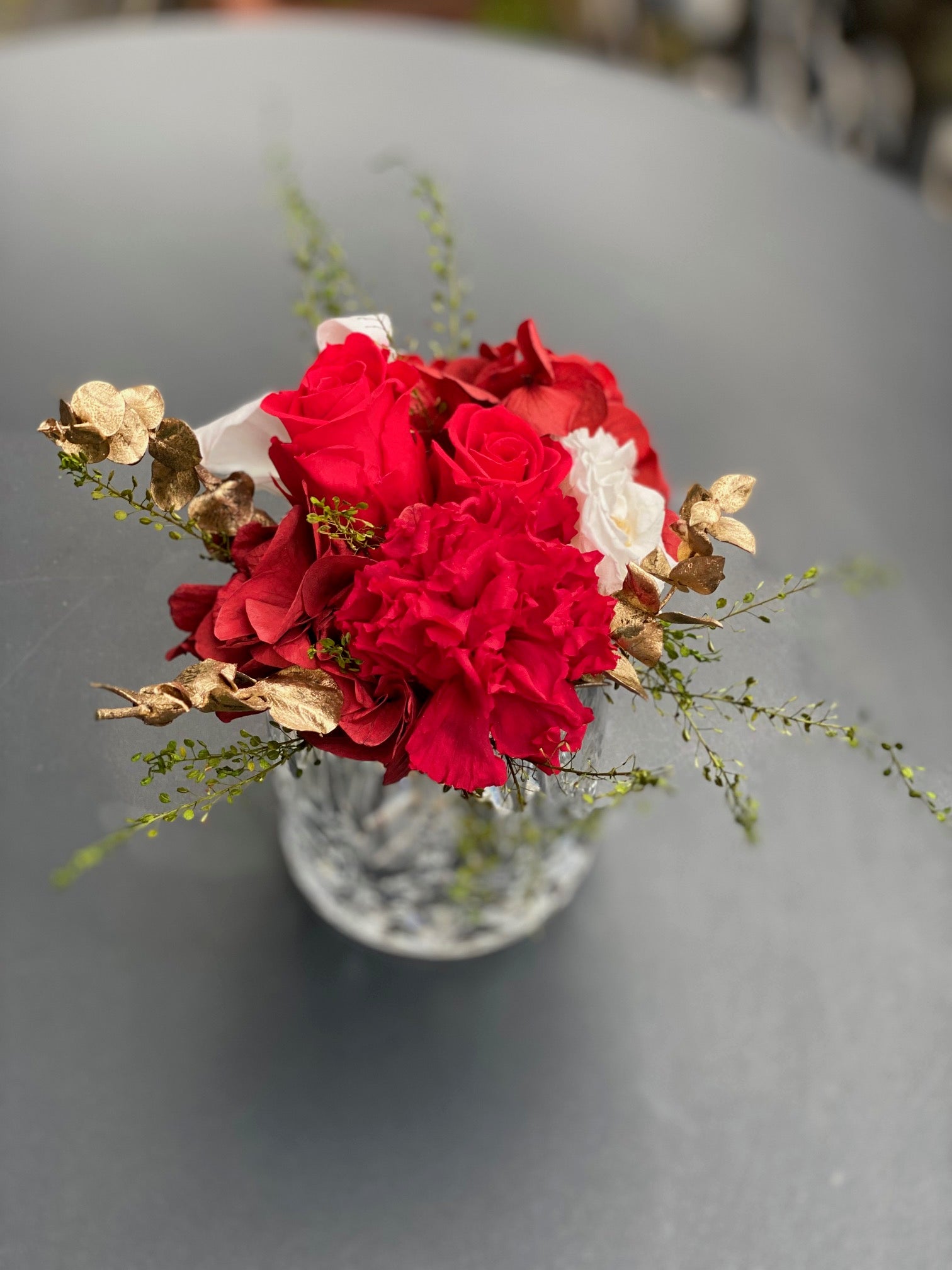 Bouquet éternel Poussin : fleurs rouges et ivoire avec touches dorées en vase de cristal – Maison Jalby 1830