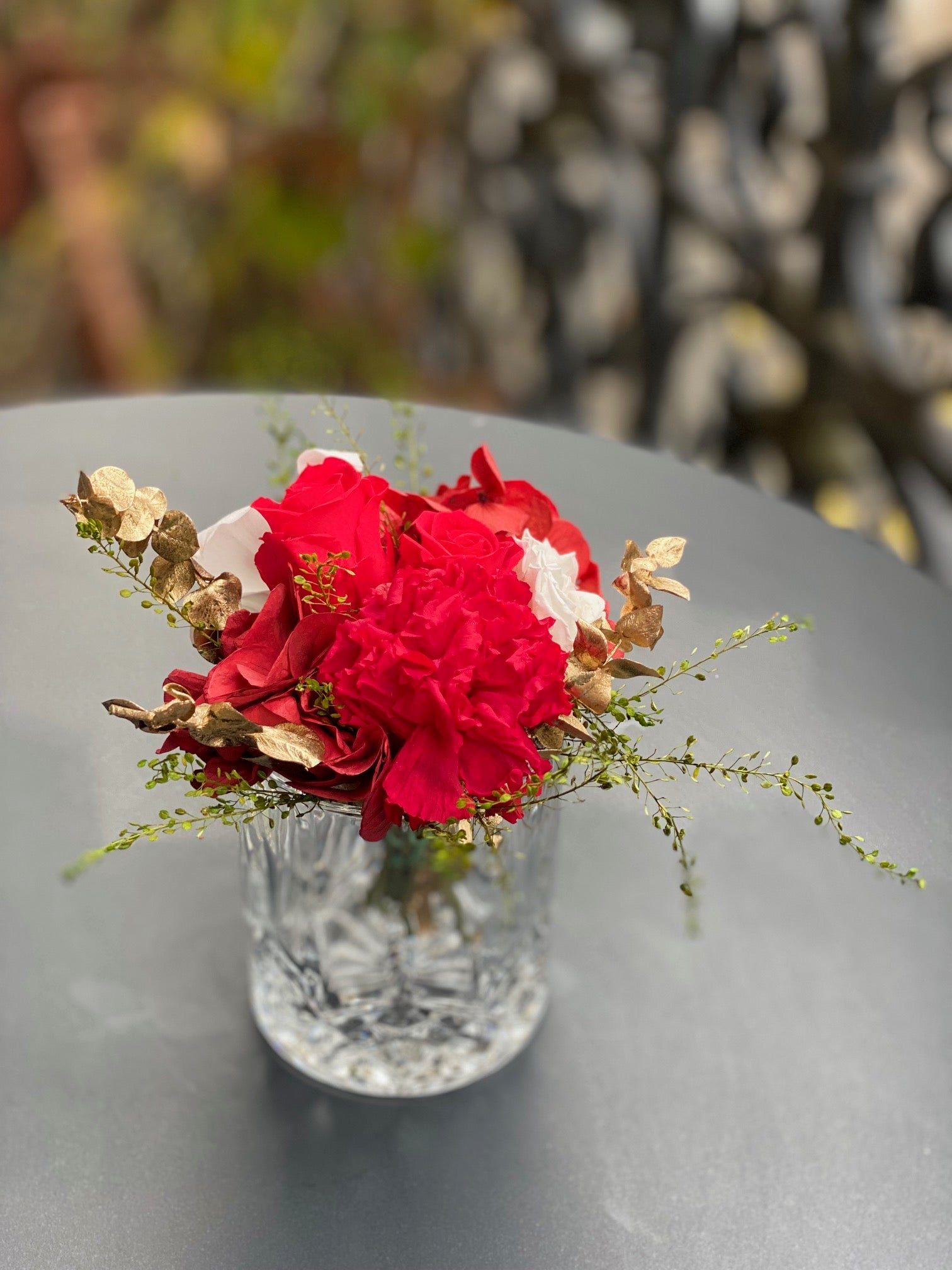 Bouquet éternel Poussin : fleurs rouges et ivoire avec touches dorées en vase de cristal – Maison Jalby 1830