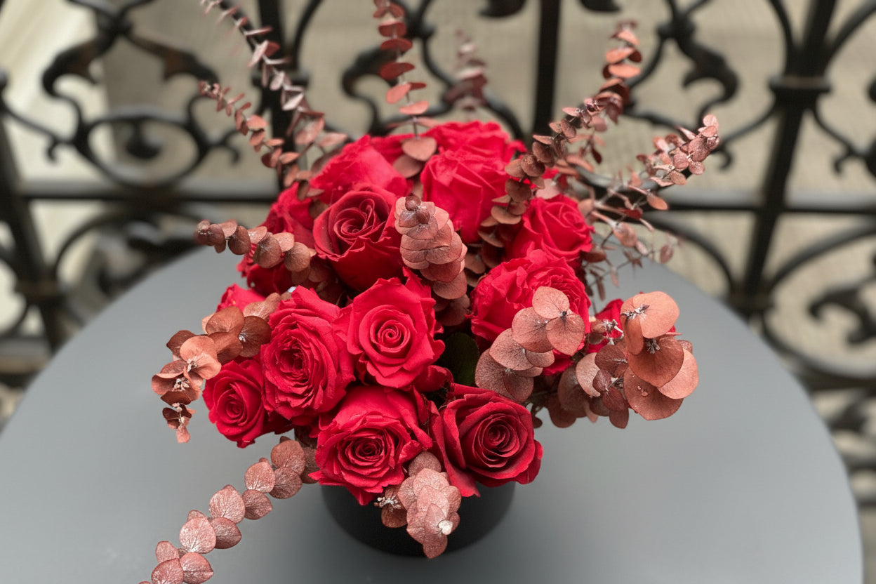 Bouquet éternel David : roses rouges profondes en vase de cristal – Maison Jalby 1830