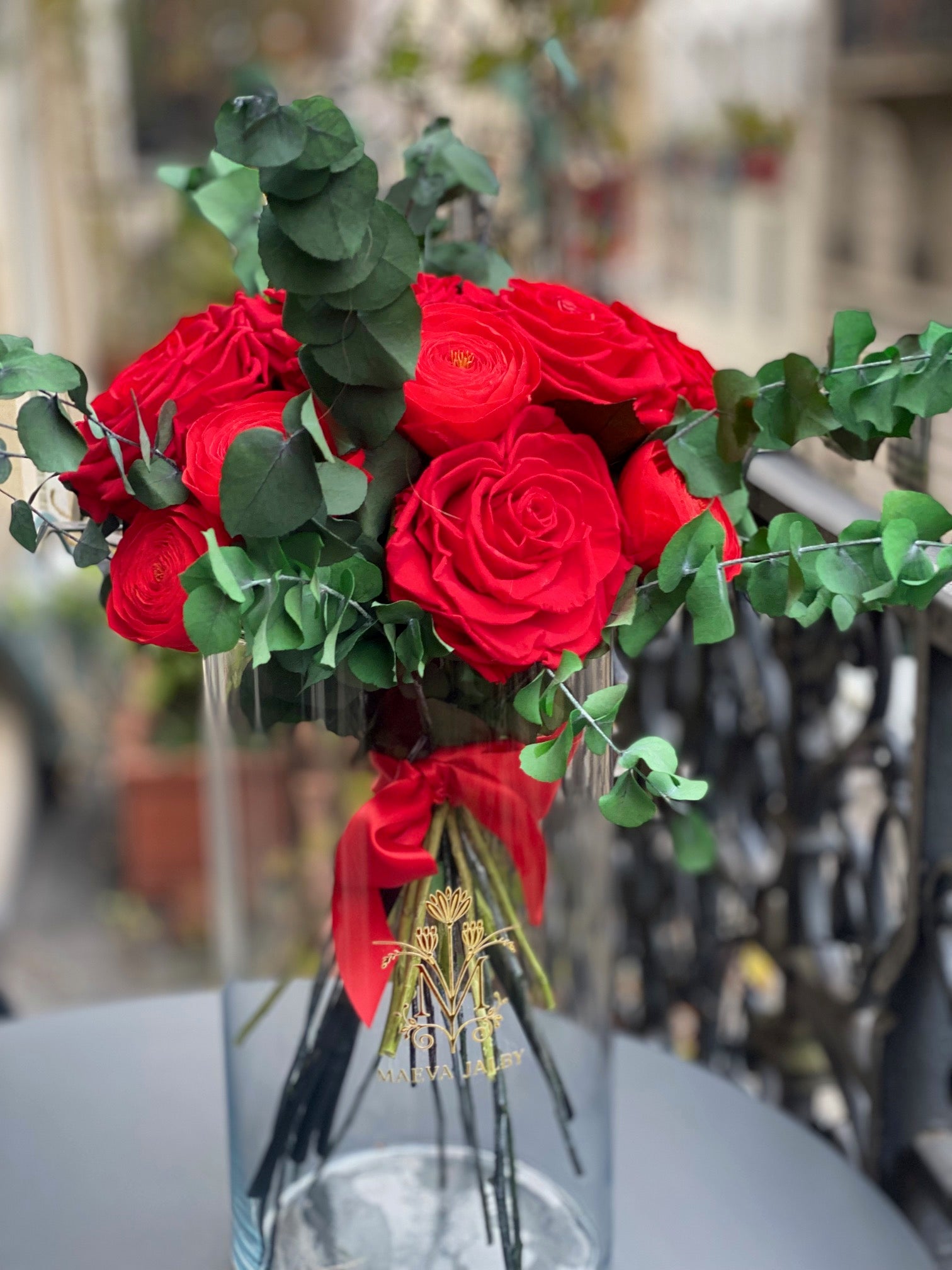 Bouquet éternel Carmen : roses rouges et eucalyptus, vase en verre – Maison Jalby 1830
