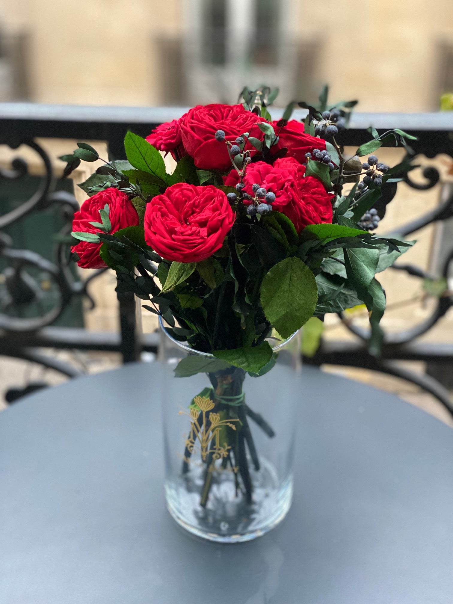 Bouquet éternel Courbet : roses rouges et feuillage délicat en vase de cristal – Maison Jalby 1830
