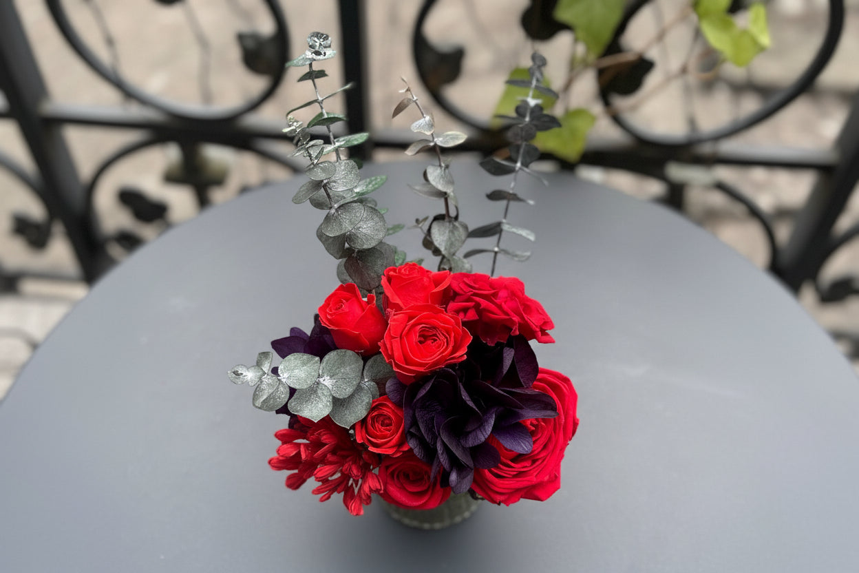 Bouquet éternel Géricault : roses rouges et hortensia prune en vase de cristal – Maison Jalby 1830