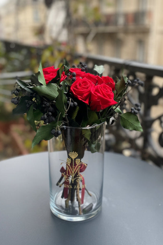 Bouquet éternel Giorgione : roses rouges et baies anthracite en vase de cristal – Maison Jalby 1830
Nom de fichier (avant upload)