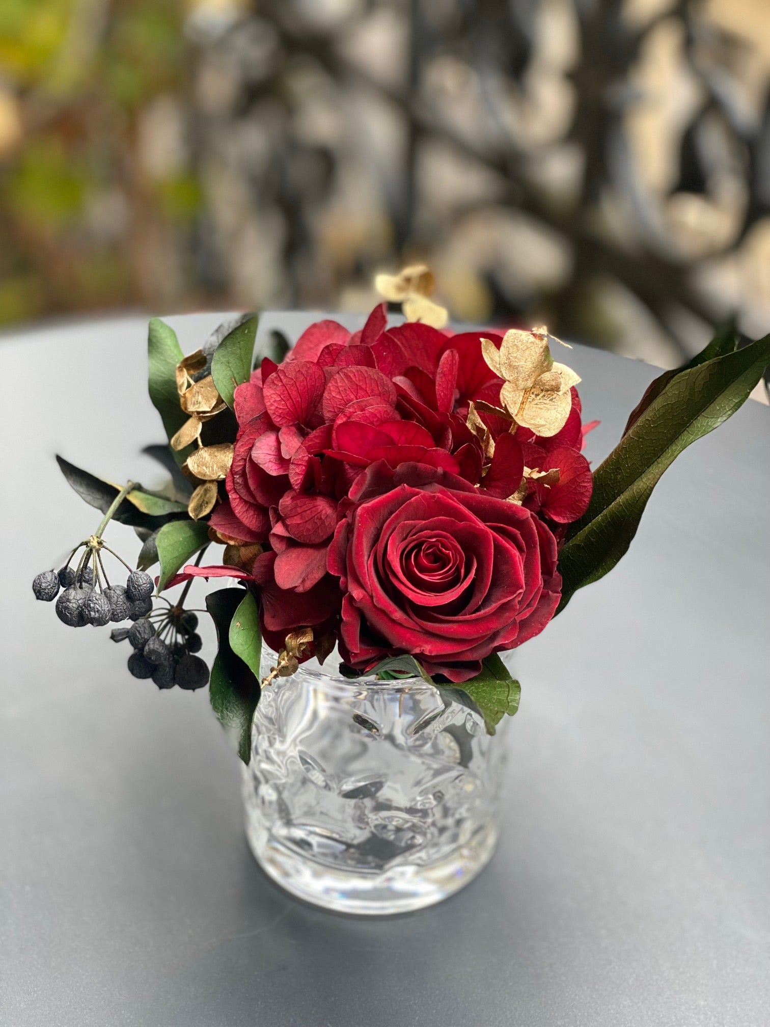 Bouquet éternel Gustave: rose bordeaux et hortensia bordeaux avec touches dorées en vase de cristal – Maison Jalby 1830