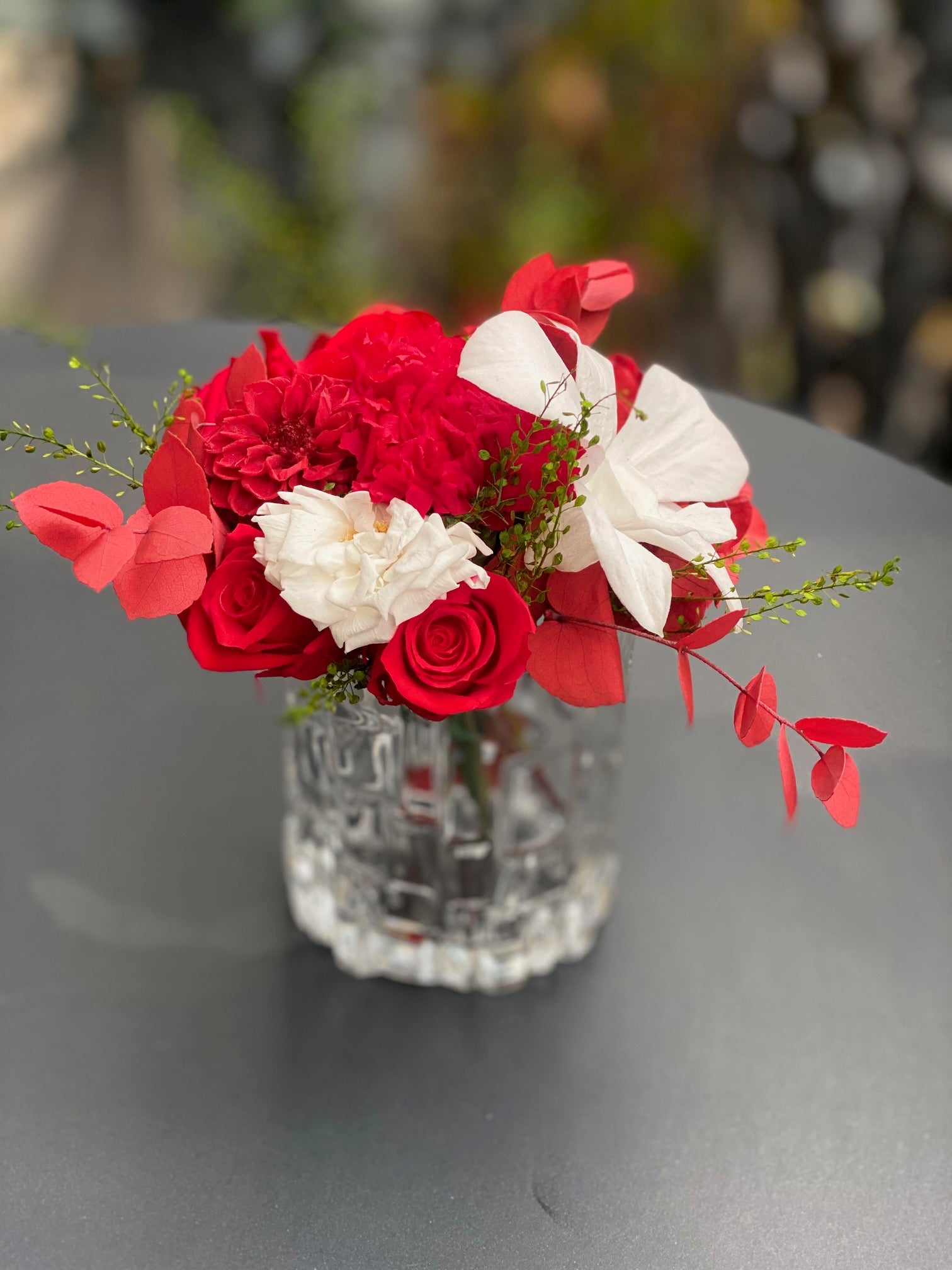 Bouquet éternel Opéra : fleurs rouges et ivoire en vase de cristal – Maison Jalby 1830