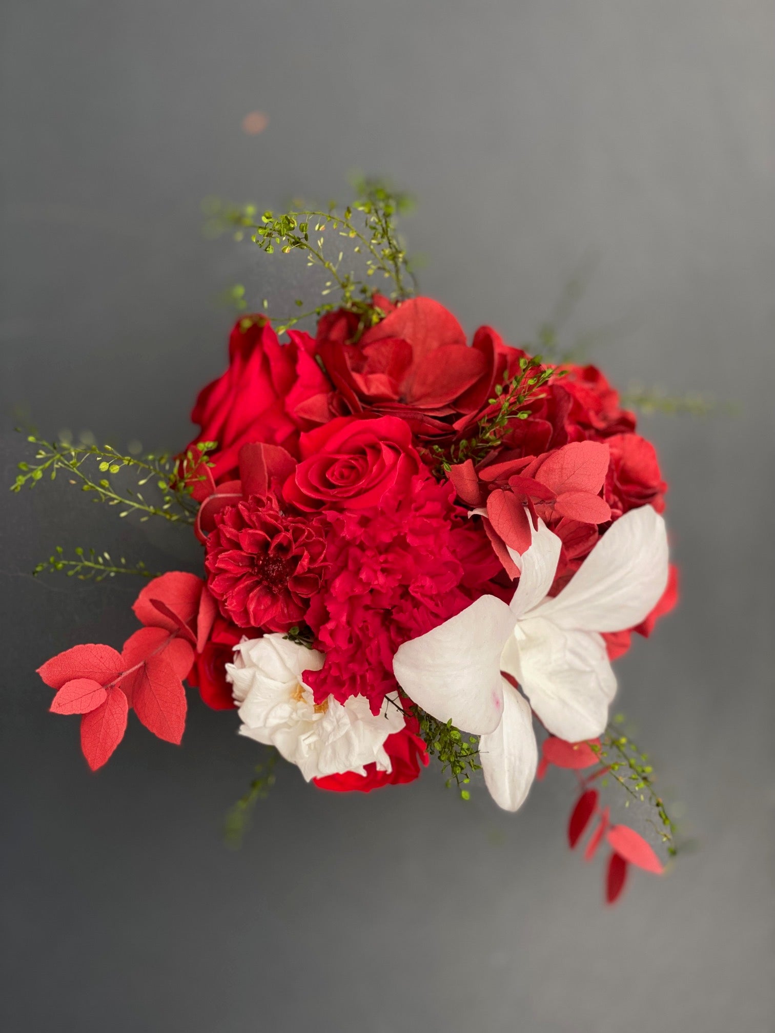 Bouquet éternel Opéra : fleurs rouges et ivoire en vase de cristal – Maison Jalby 1830