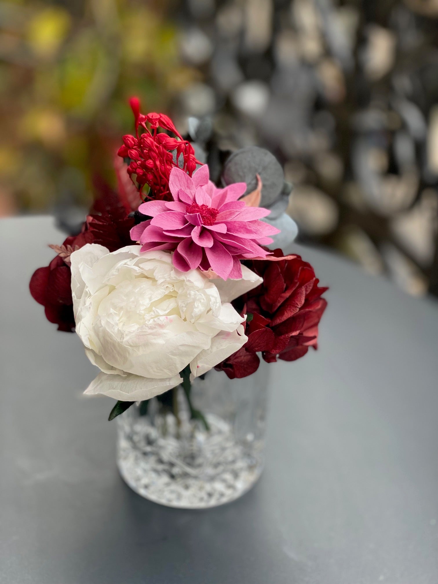 Bouquet éternel Redon : fleur rose fuchsia, bordeaux et ivoire avec eucalyptus en vase de cristal – Maison Jalby 1830