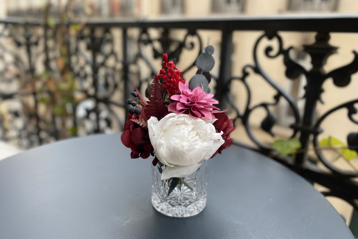 Bouquet éternel Redon : fleur rose fuchsia, bordeaux et ivoire avec eucalyptus en vase de cristal – Maison Jalby 1830