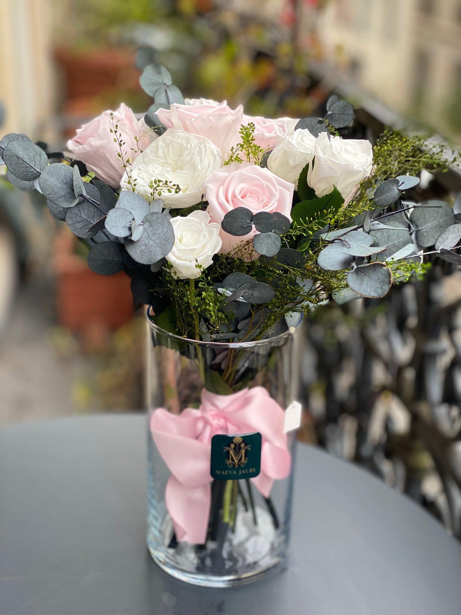 Bouquet éternel Renoir : roses ivoire et rose poudré, eucalyptus bleuté, vase en verre