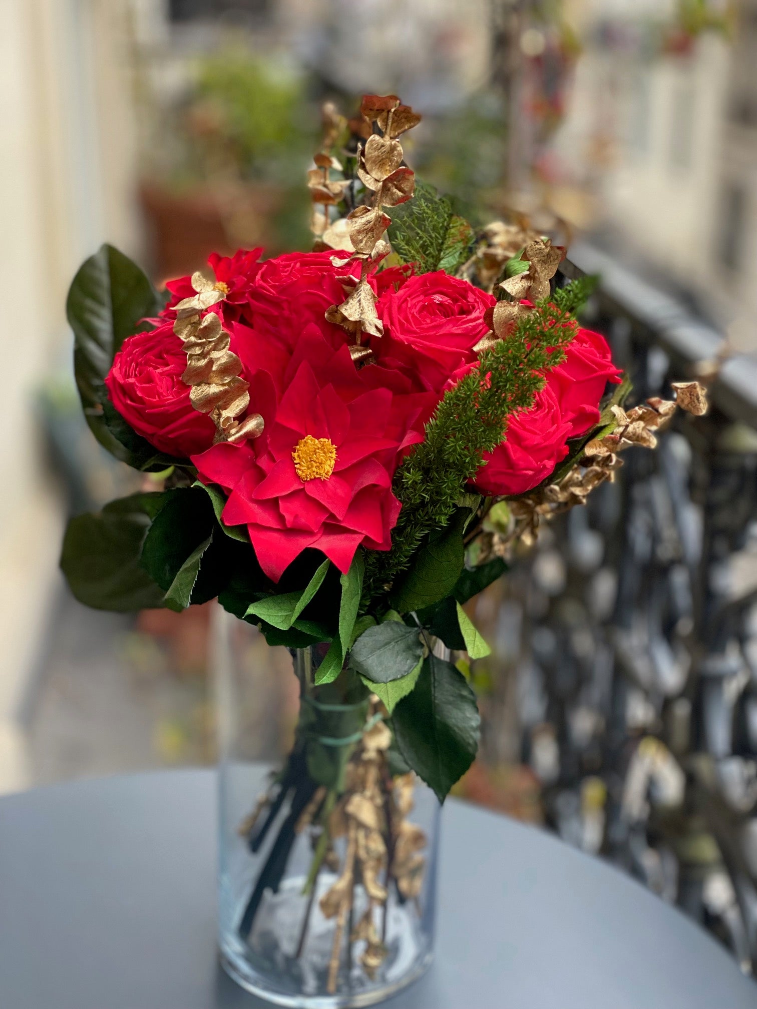 Bouquet éternel Rigaud : fleurs rouges avec feuillages dorés en vase de cristal – Maison Jalby 1830