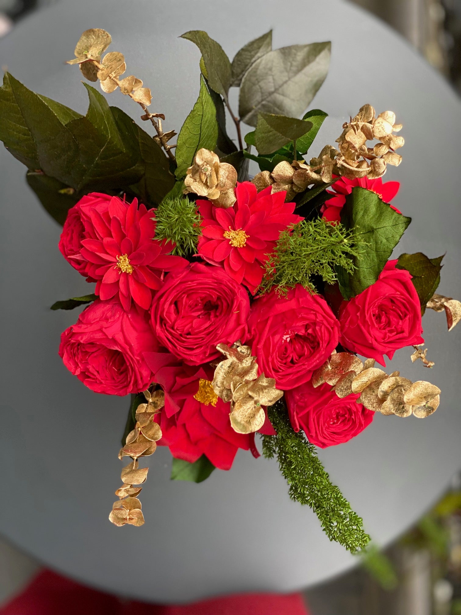 Bouquet éternel Rigaud : fleurs rouges avec feuillages dorés en vase de cristal – Maison Jalby 1830