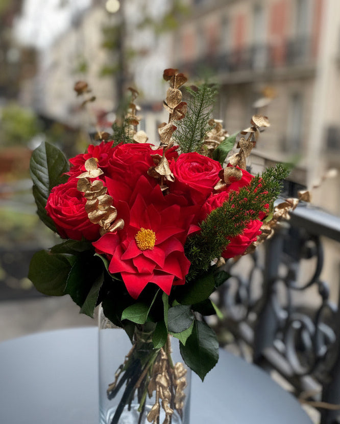 Bouquet éternel Rigaud : fleurs rouges avec feuillages dorés en vase de cristal – Maison Jalby 1830