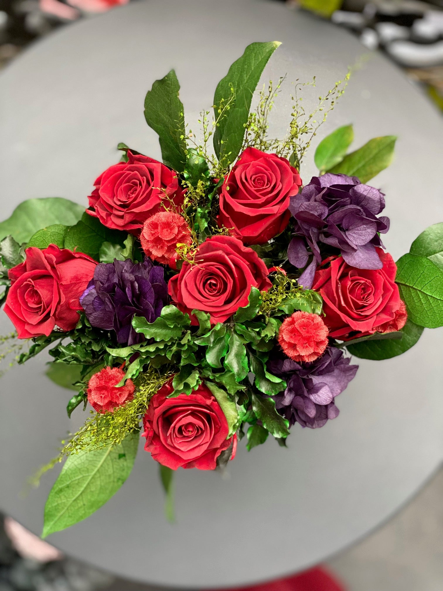 Bouquet éternel Rosa Bonheur : roses rouges et fleurs violettes en vase de cristal – Maison Jalby 1830