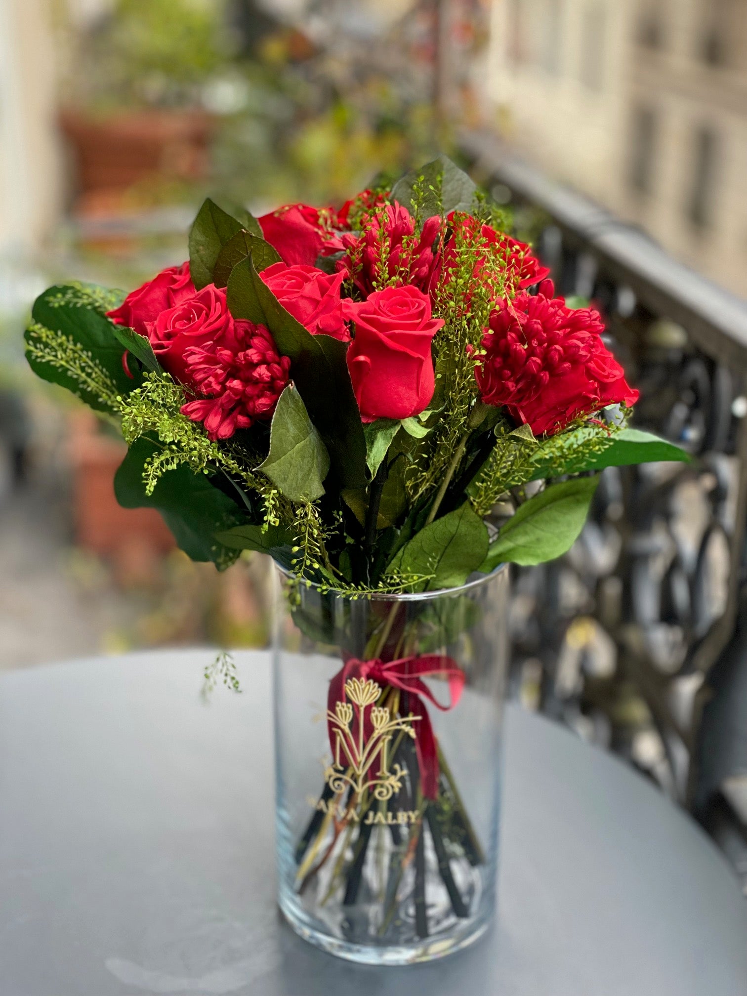 Bouquet éternel Seurat : fleurs rouges et feuillage vert aérien en vase de cristal – Maison Jalby 1830