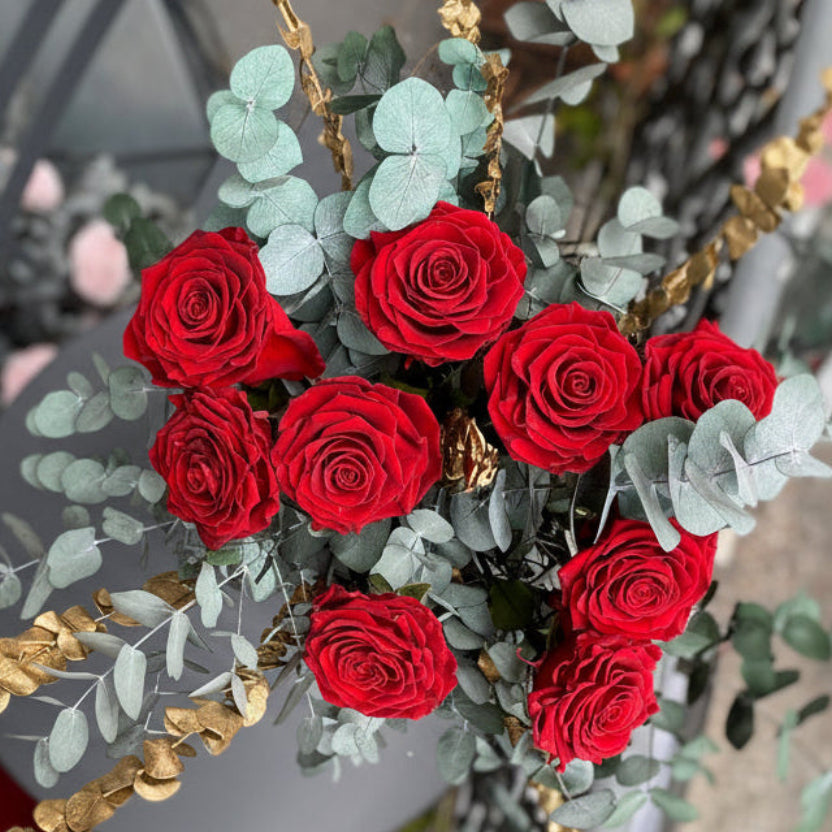 Bouquet éternel Versailles : roses rouges, eucalyptus bleu-gris et touches dorées en vase de cristal – Maison Jalby 1830