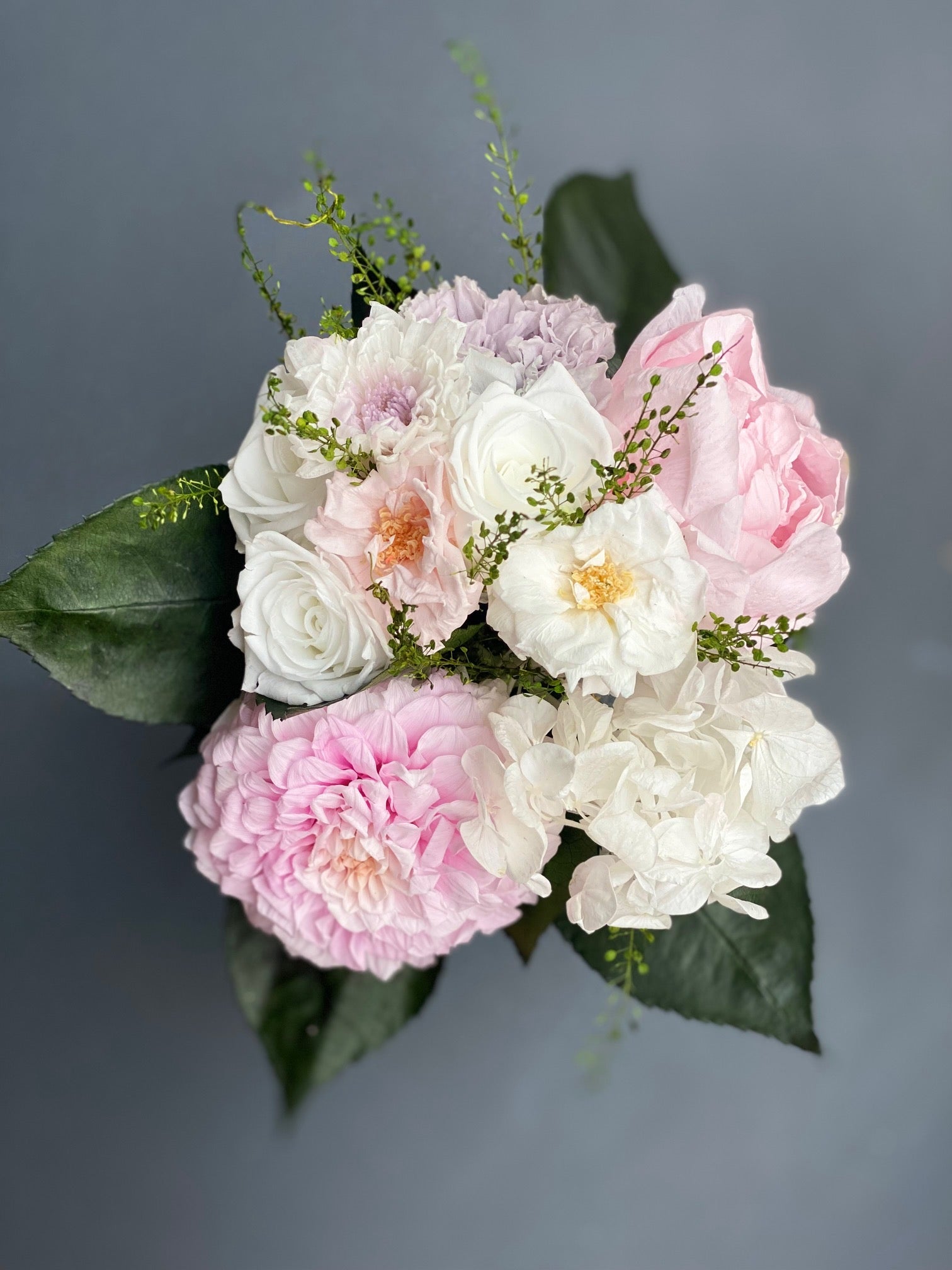 Bouquet éternel Vigée : fleurs blanches et rose tendre en vase de cristal – Maison Jalby 1830