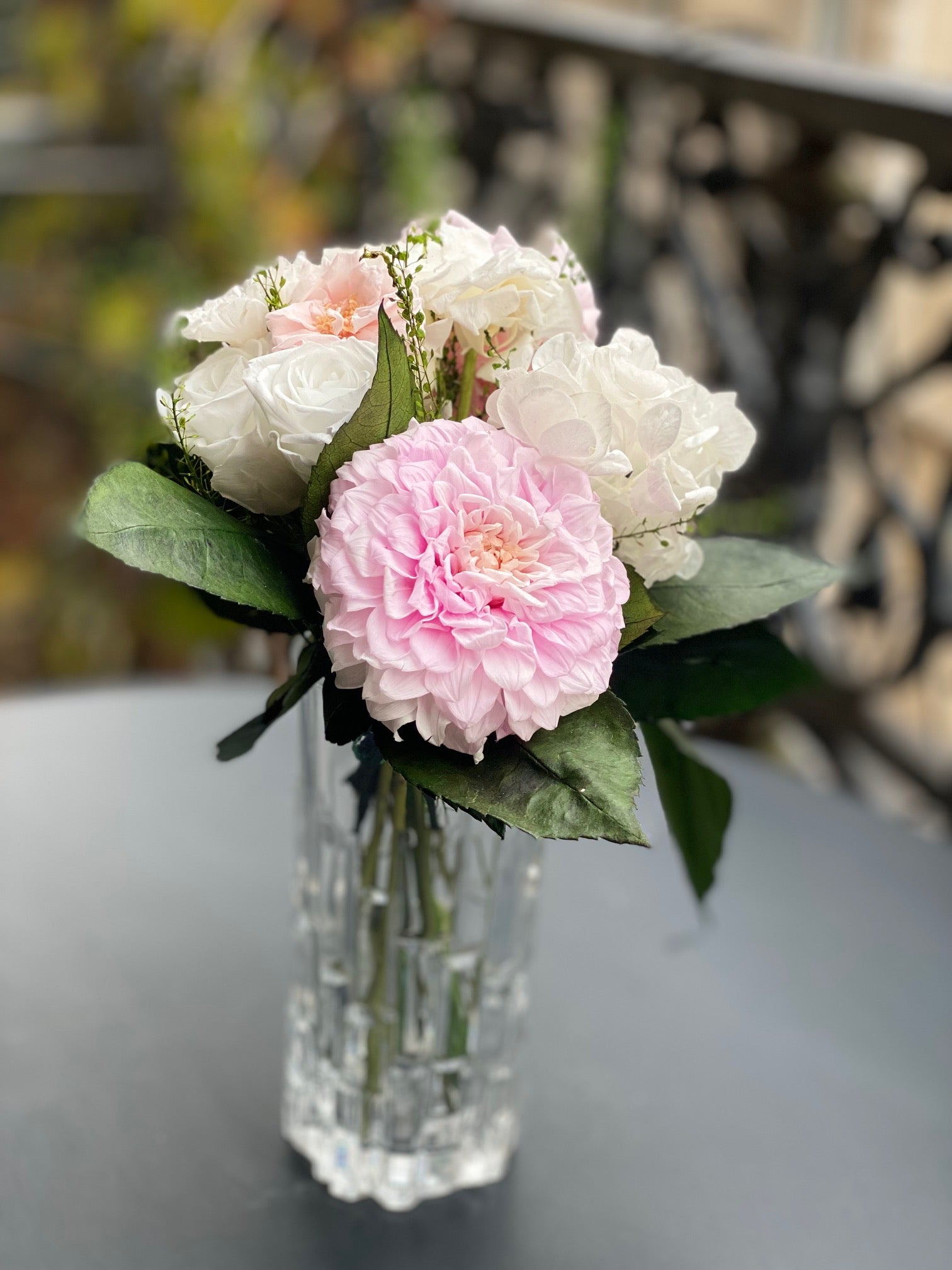 Bouquet éternel Vigée: fleurs blanches et rose tendre en vase de cristal – Maison Jalby 1830