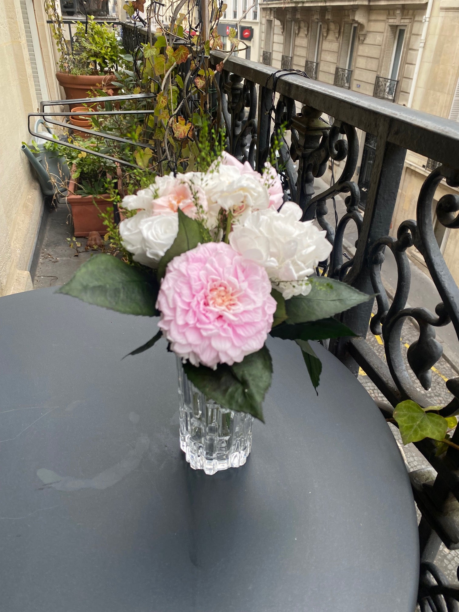 Bouquet éternel Vigée: fleurs blanches et rose tendre en vase de cristal – Maison Jalby 1830