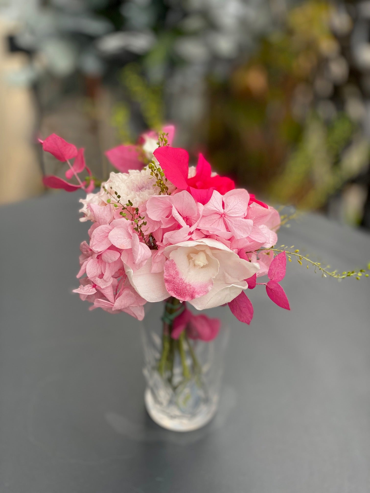 Bouquet d’éternelles Galatée, hortensia rose et rose blanche en vase