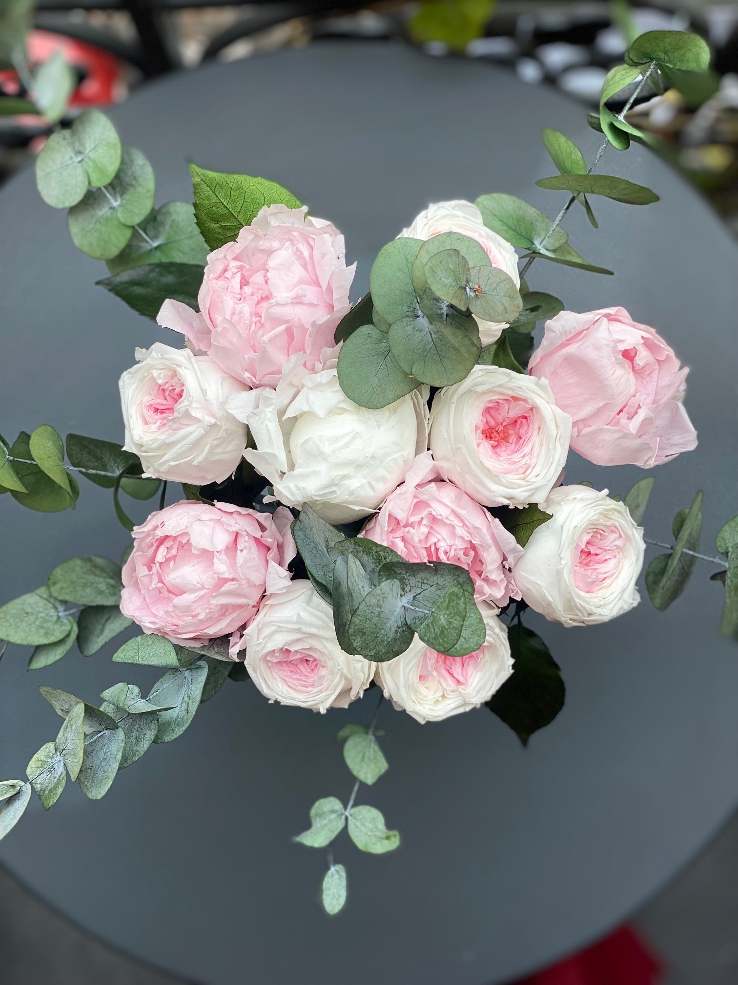 Bouquet éternel Monet : roses poudrées et ivoire, eucalyptus, vase en verre — Maison Jalby 1830