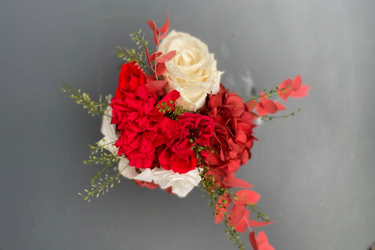 Bouquet éternel rouge carmin et ivoire en vase cristal – Maison Jalby 1830
