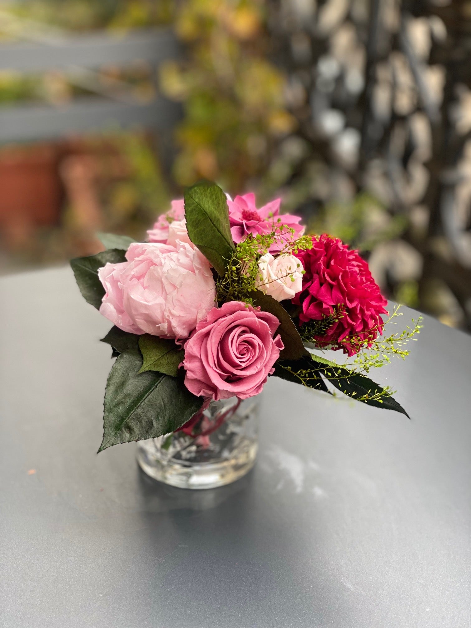 Bouquet éternel Fragonard: fleurs roses magentas avec touches d'ivoire en vase de cristal – Maison Jalby 1830