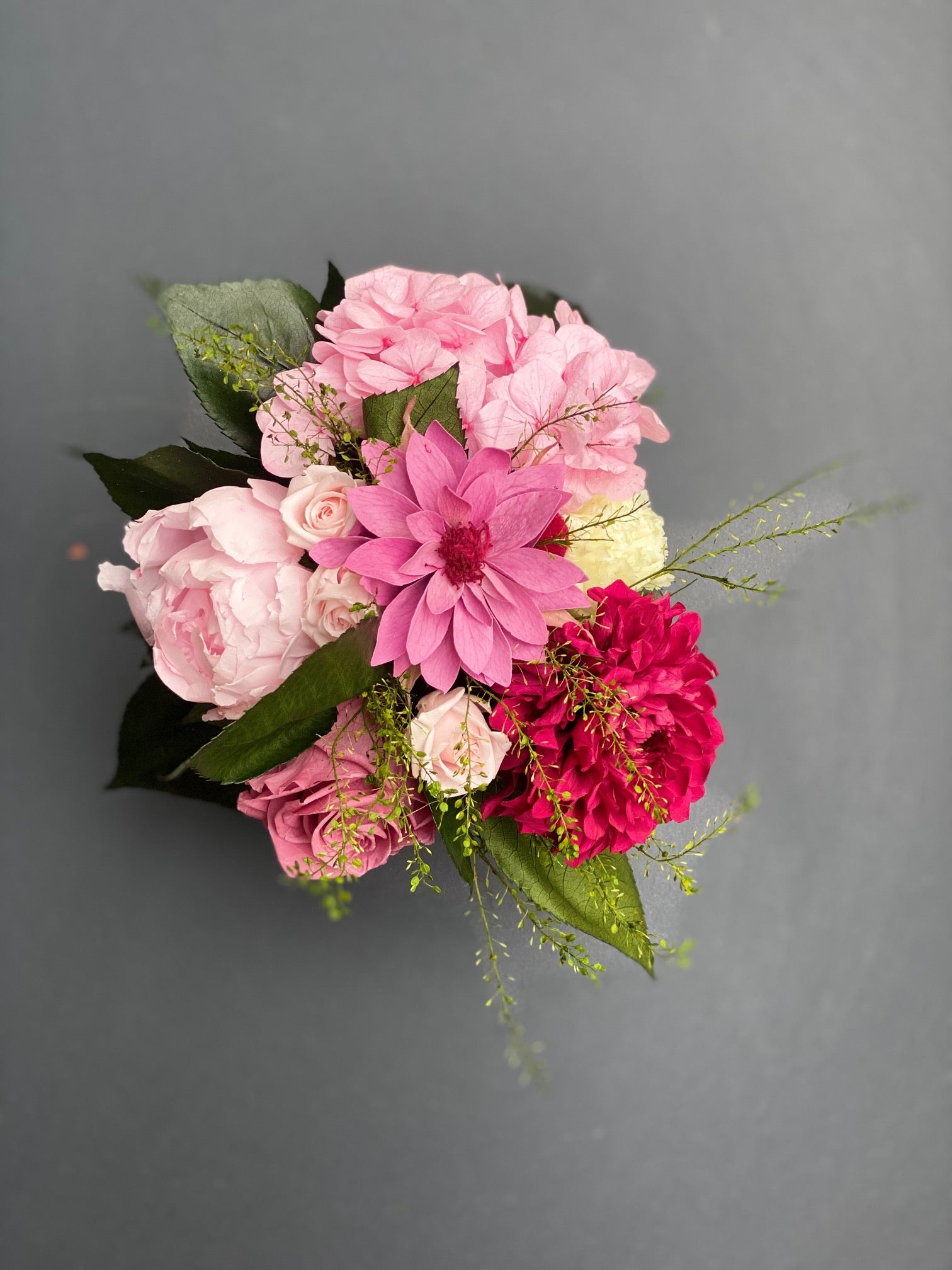 Bouquet éternel Fragonard: fleurs roses magentas avec touches d'ivoire en vase de cristal – Maison Jalby 1830