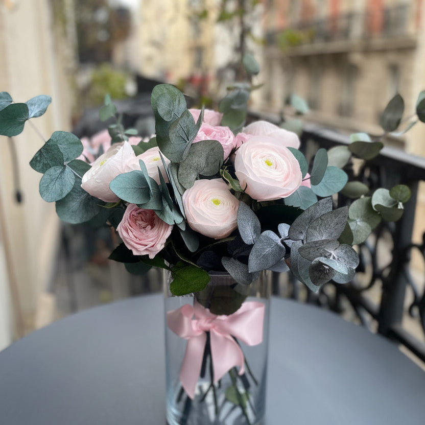 Bouquet éternel Ava : roses et renoncules rose poudré, eucalyptus bleuté, vase en verre — Maison Jalby