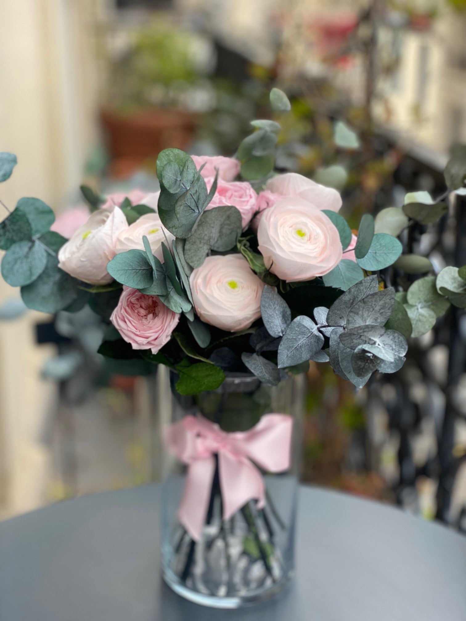 Bouquet éternel Ava : roses et renoncules rose poudré, eucalyptus bleuté, vase en verre — Maison Jalby