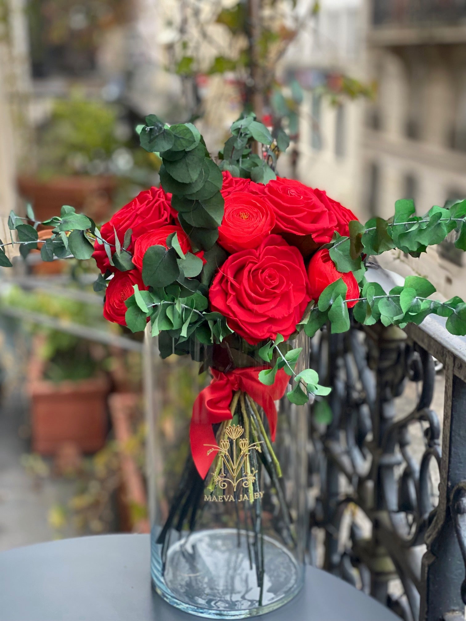 Bouquet éternel Carmen : roses rouges et eucalyptus, vase en verre – Maison Jalby 1830
