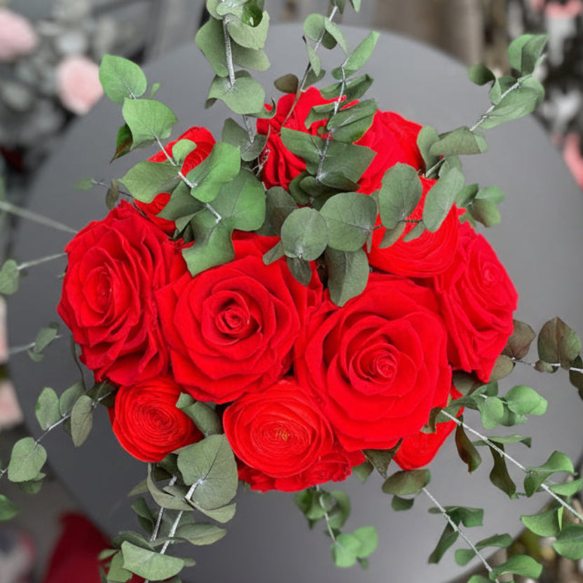 Bouquet éternel Carmen : roses rouges et eucalyptus, vase en verre – Maison Jalby 1830