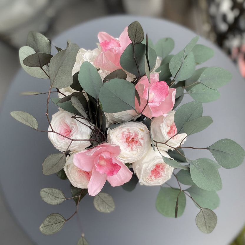 Bouquet éternel Claudine : roses ivoire et rose poudré, eucalyptus en vase de cristal – Maison Jalby 1830