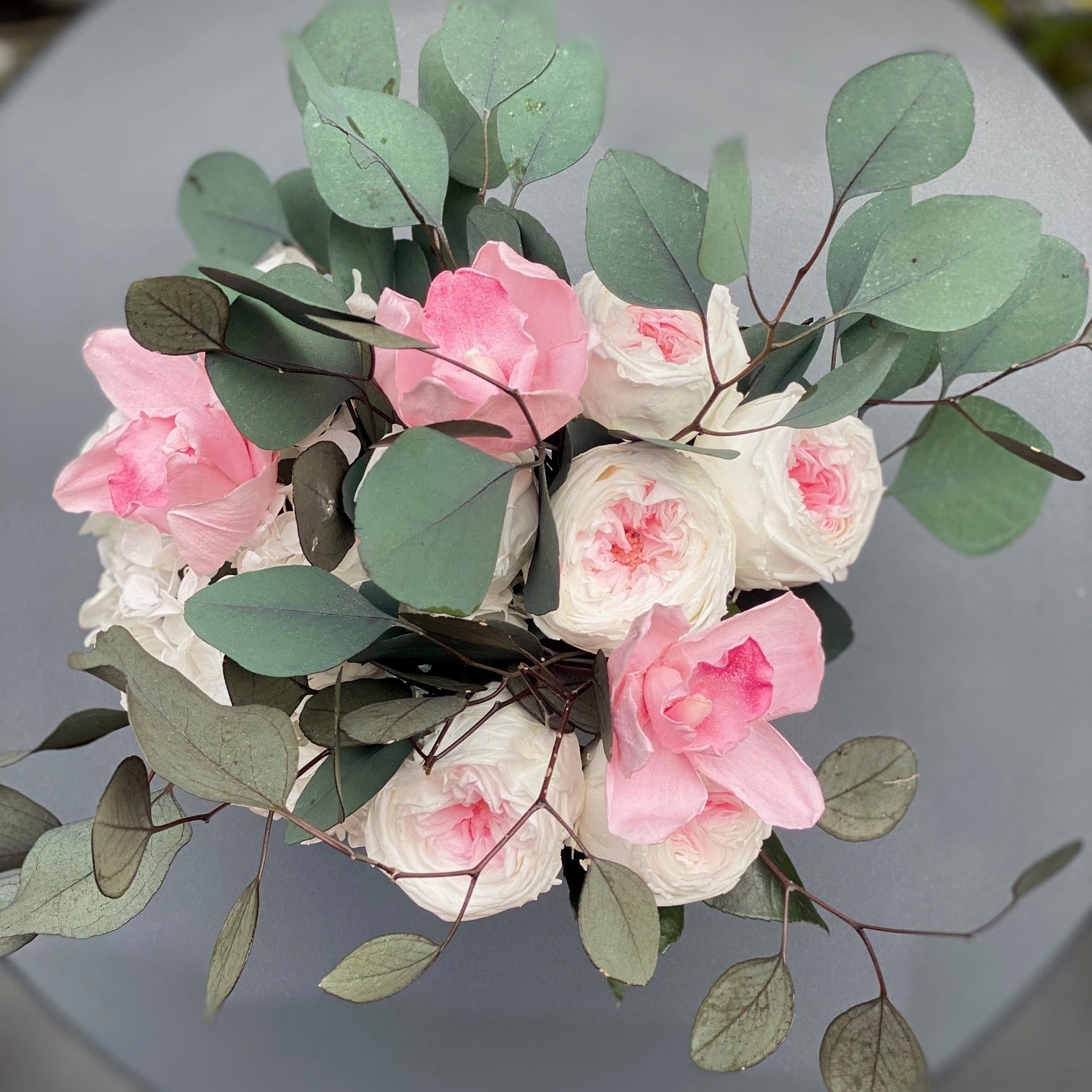 Bouquet éternel Claudine : roses ivoire et rose poudré, eucalyptus en vase de cristal – Maison Jalby 1830