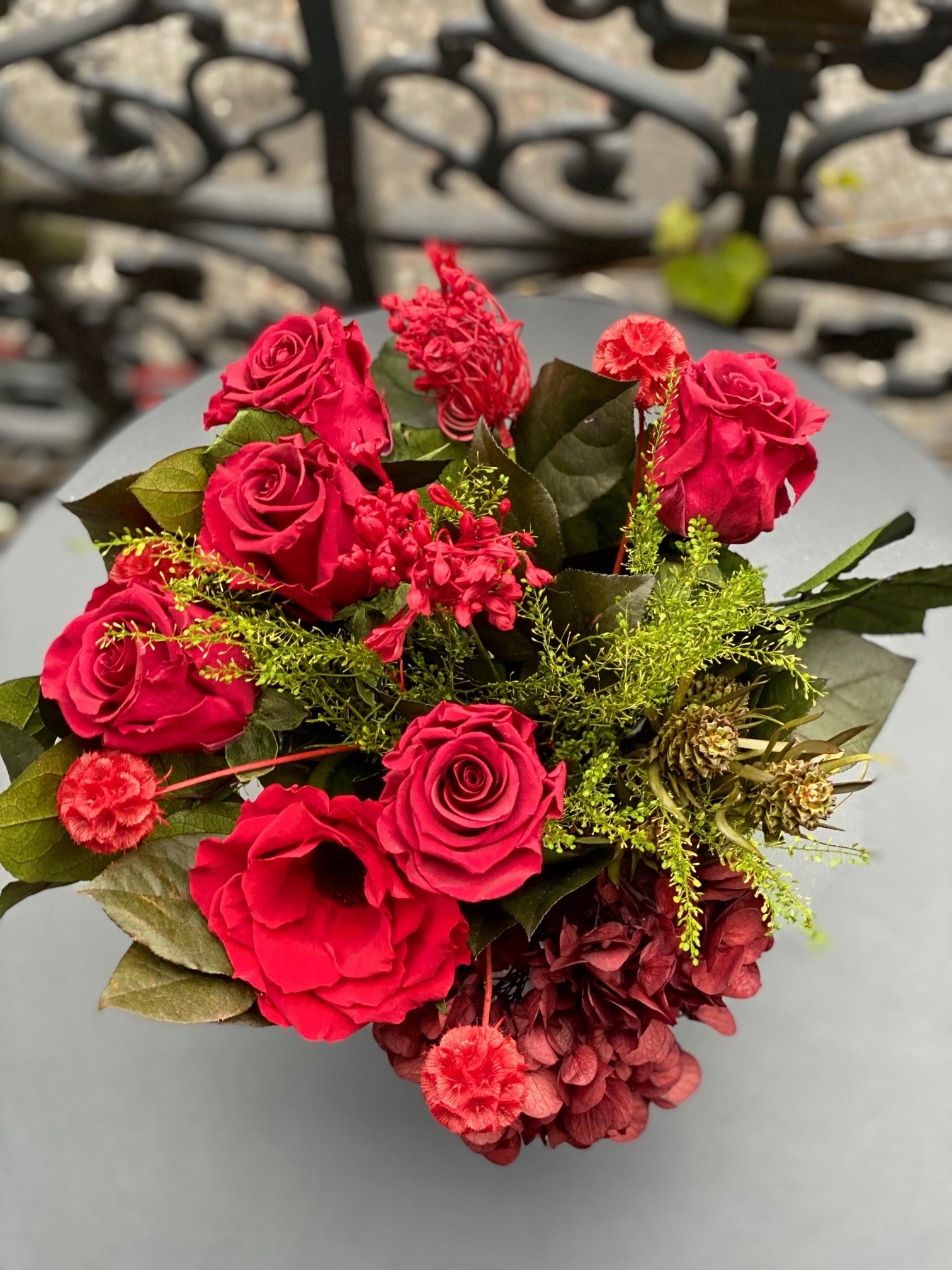 ouquet éternel Corot : roses rouges et feuillages verts en vase de cristal – Maison Jalby 1830