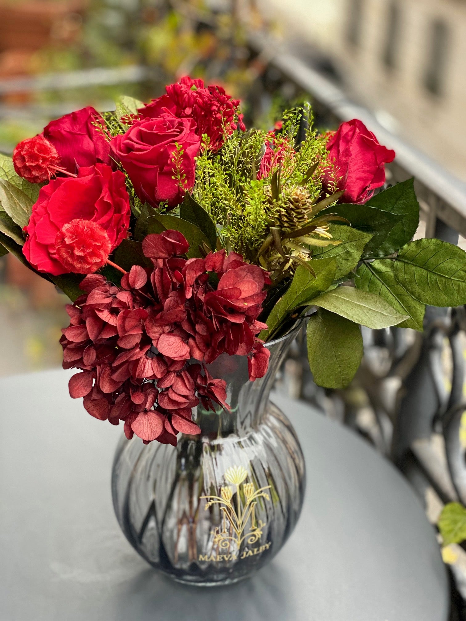 ouquet éternel Corot : roses rouges et feuillages verts en vase de cristal – Maison Jalby 1830