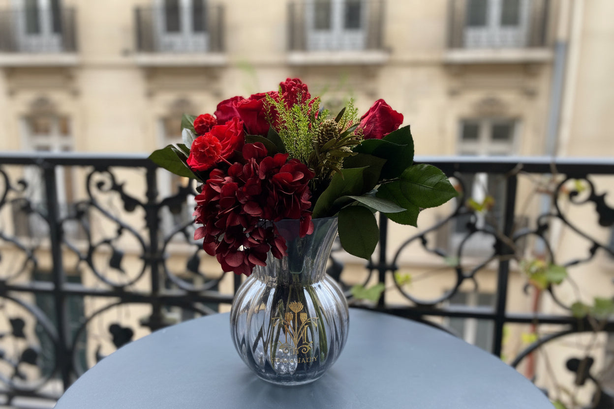 ouquet éternel Corot : roses rouges et feuillages verts en vase de cristal – Maison Jalby 1830