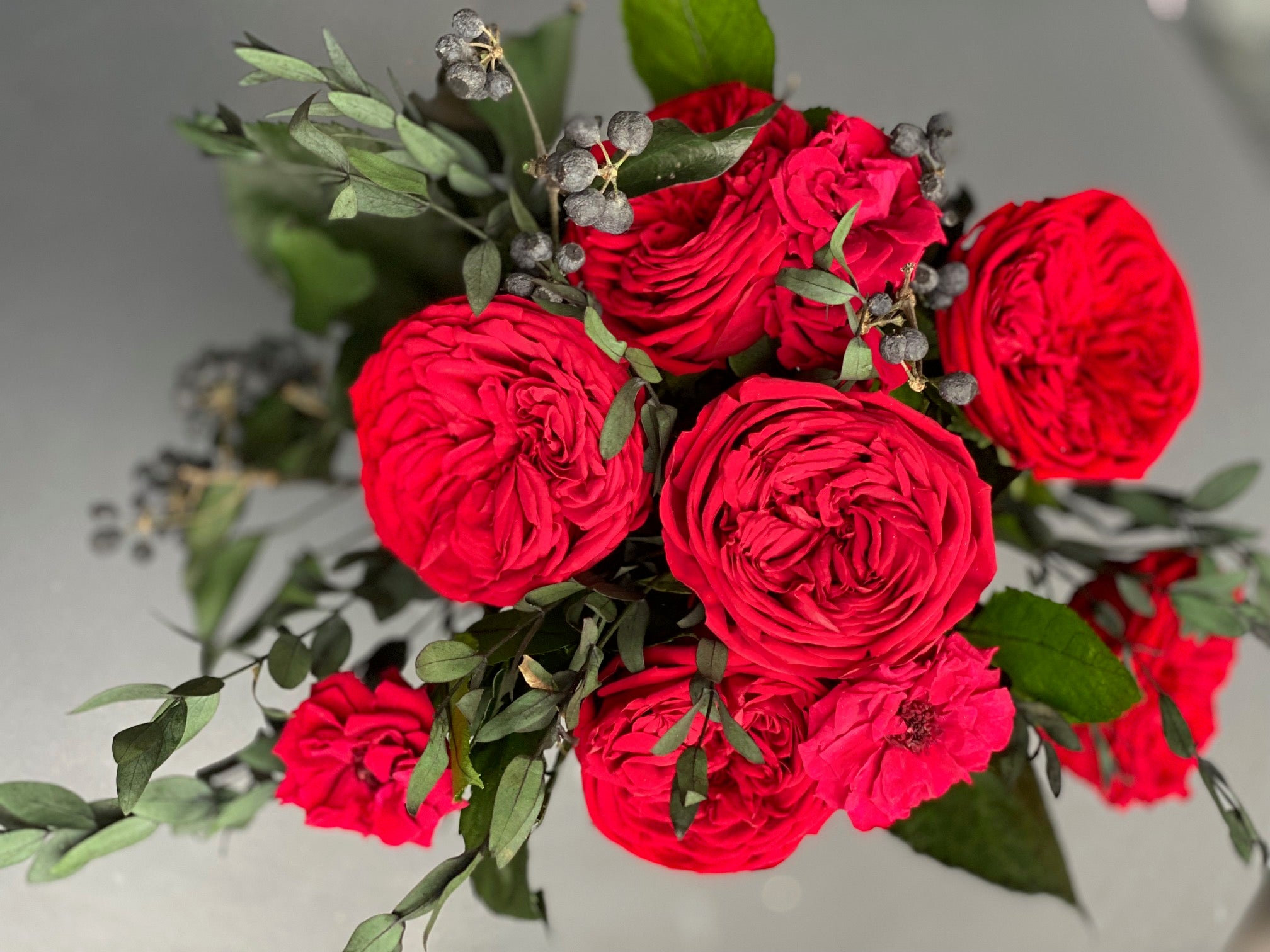 Bouquet éternel Courbet : roses rouges et feuillage délicat en vase de cristal – Maison Jalby 1830