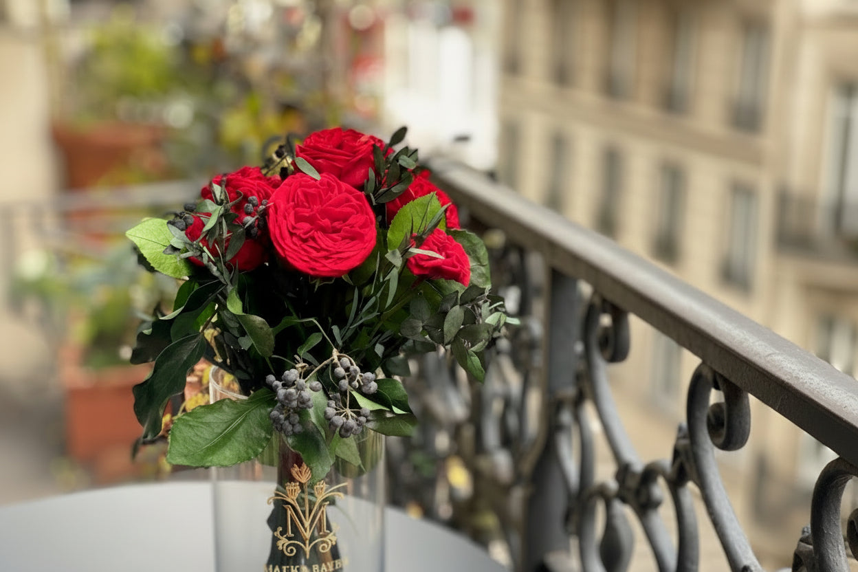 Bouquet éternel Courbet : roses rouges et feuillage délicat en vase de cristal – Maison Jalby 1830