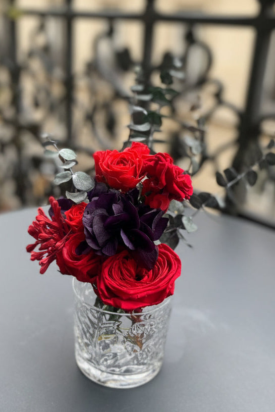 Bouquet éternel Géricault : roses rouges et hortensia prune en vase de cristal – Maison Jalby 1830