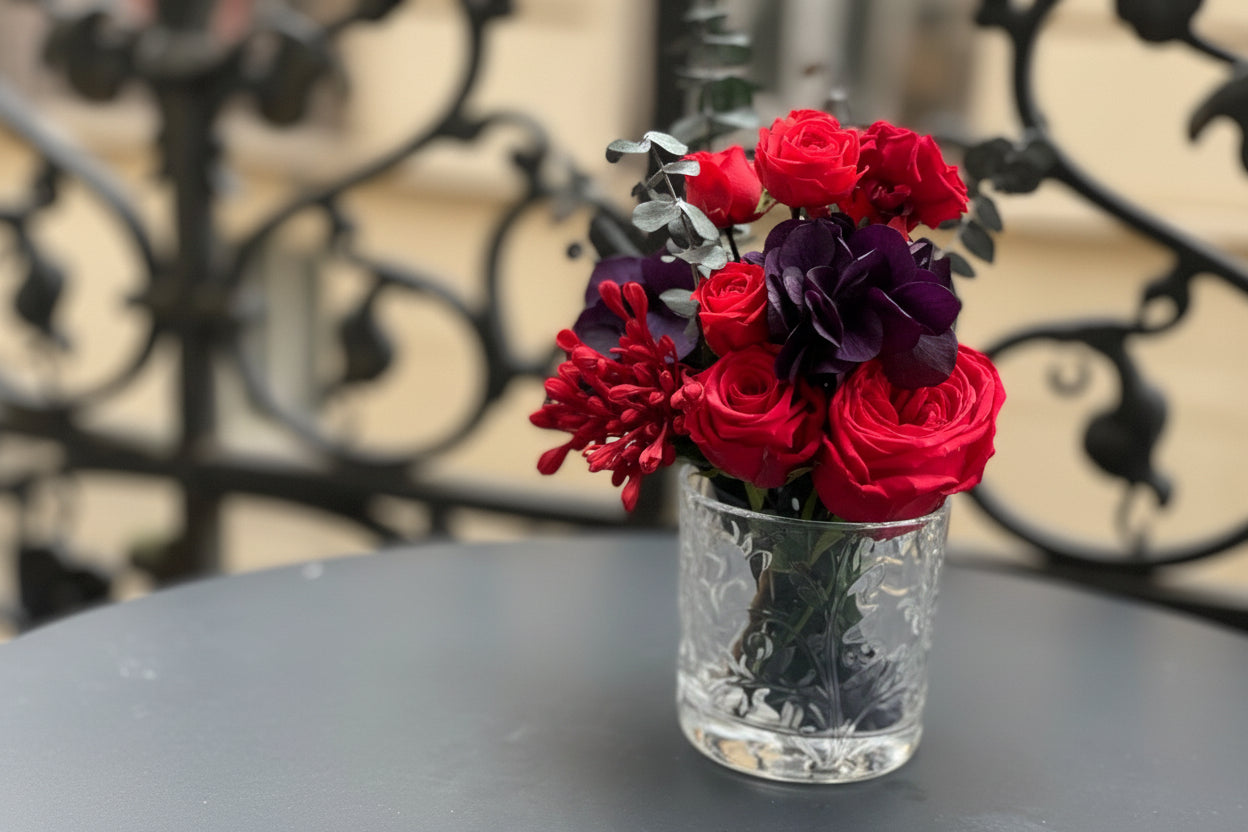 Bouquet éternel Géricault : roses rouges et hortensia prune en vase de cristal – Maison Jalby 1830