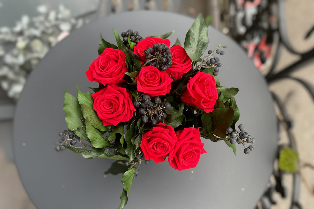 Bouquet éternel Giorgione : roses rouges et baies anthracite en vase de cristal – Maison Jalby 1830

Nom de fichier (avant upload)