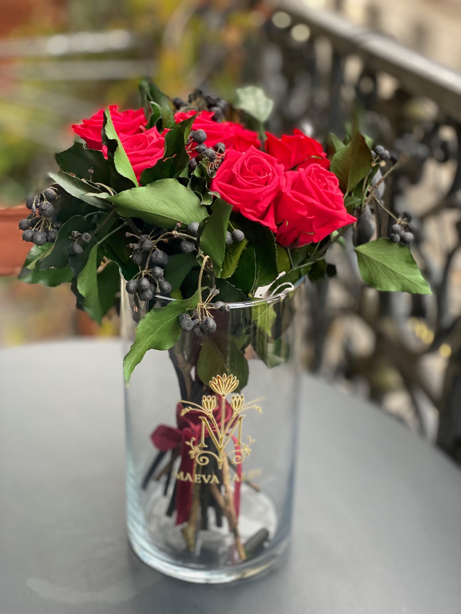 Bouquet éternel Giorgione : roses rouges et baies anthracite en vase de cristal – Maison Jalby 1830