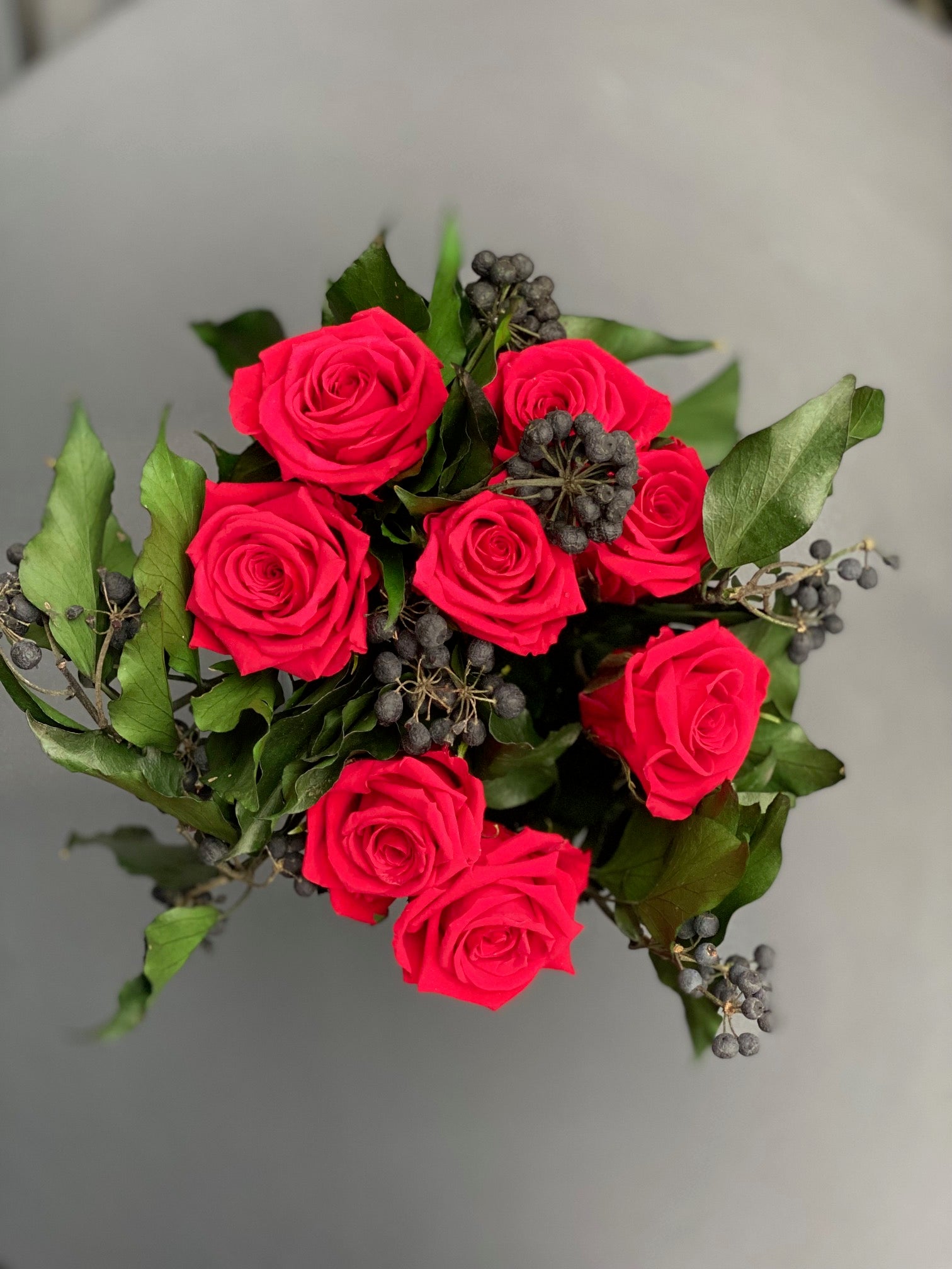 Bouquet éternel Giorgione : roses rouges et baies anthracite en vase de cristal – Maison Jalby 1830