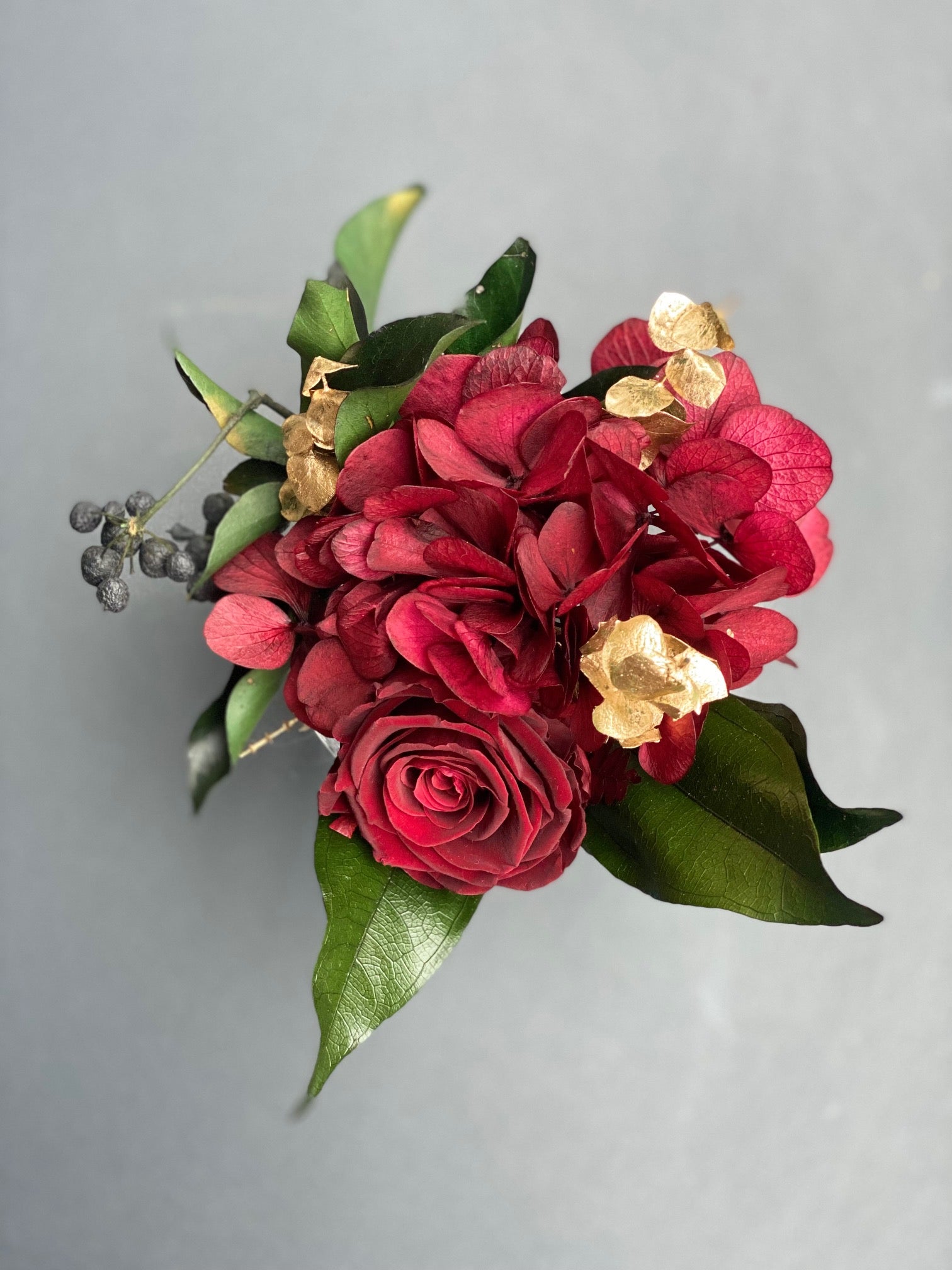 Bouquet éternel Gustave: rose bordeaux et hortensia bordeaux avec touches dorées en vase de cristal – Maison Jalby 1830