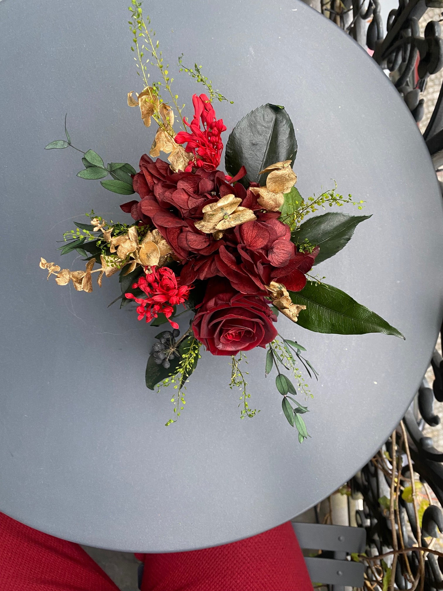 Bouquet éternel Largillière : rose bordeaux et feuillages dorés en vase de cristal – Maison Jalby 1830